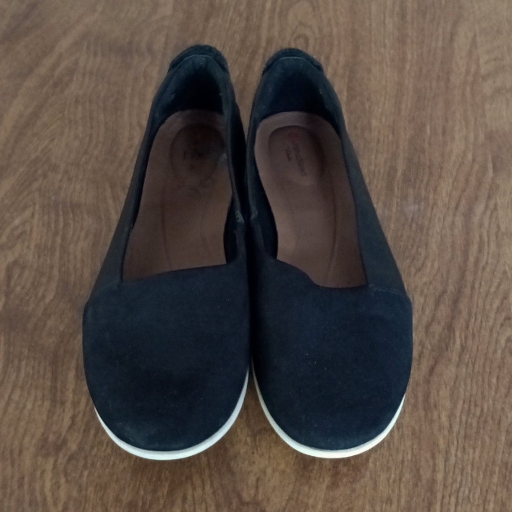 Women's Clarks Unstructured Flats.         Size 9.